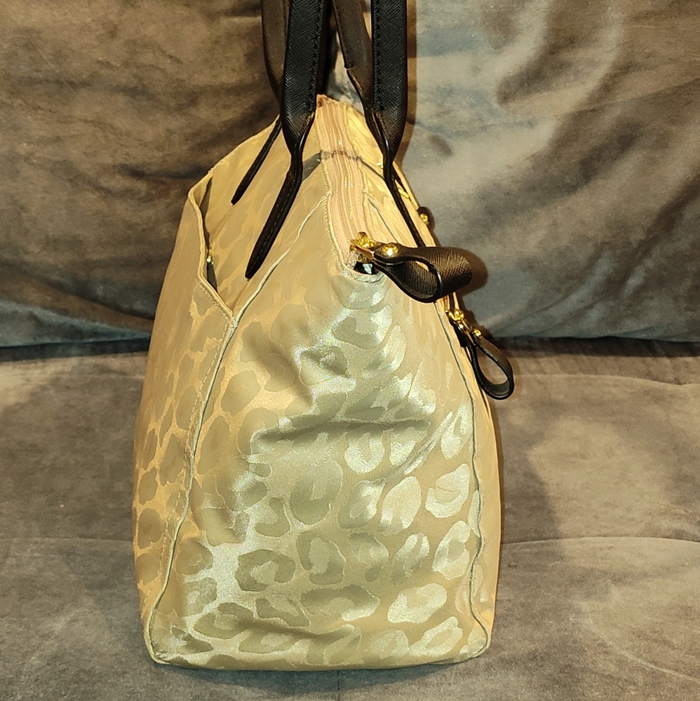 MICHAEL KORS KELSEY GOLD NYLON LEOPARD PRINT & BLACK LEATHER MEDIUM TOTE BAG - Picture 9 of 16